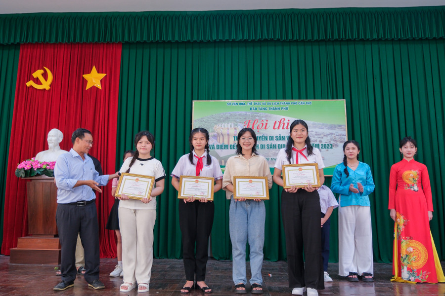 Ban tổ chức trao giải thưởng cho các đội thi tham gia. Ban tổ chức trao giải thưởng cho các đội thi tham gia.