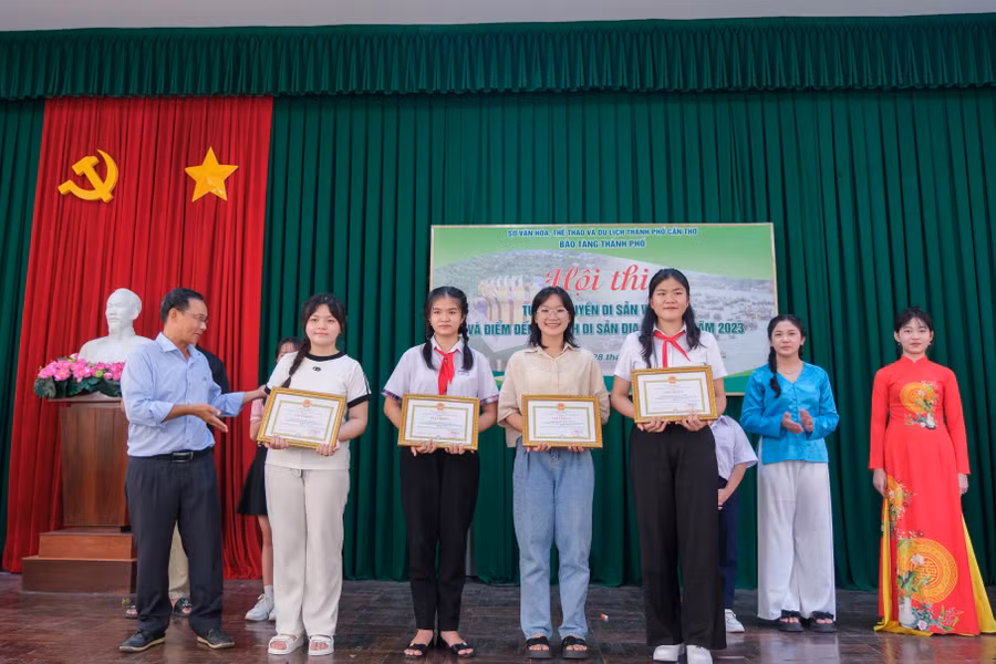 Ban tổ chức trao giải thưởng cho các đội thi tham gia.