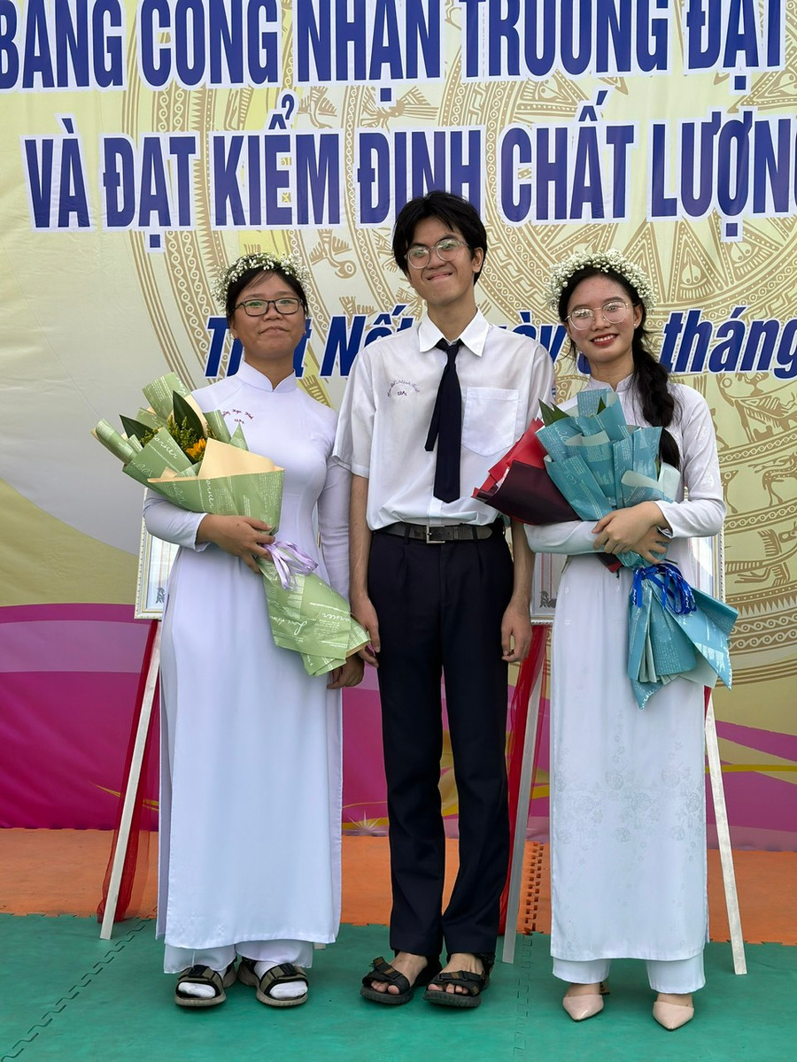 Em Lưu Đỗ Minh Triết (giữa), học sinh lớp 12A1 Trường THPT Thốt Nốt đạt điểm thi cao nhất kỳ thi THPT năm 2023 tại Cần Thơ. Em Lưu Đỗ Minh Triết (giữa), học sinh lớp 12A1 Trường THPT Thốt Nốt đạt điểm thi cao nhất kỳ thi THPT năm 2023 tại Cần Thơ.
