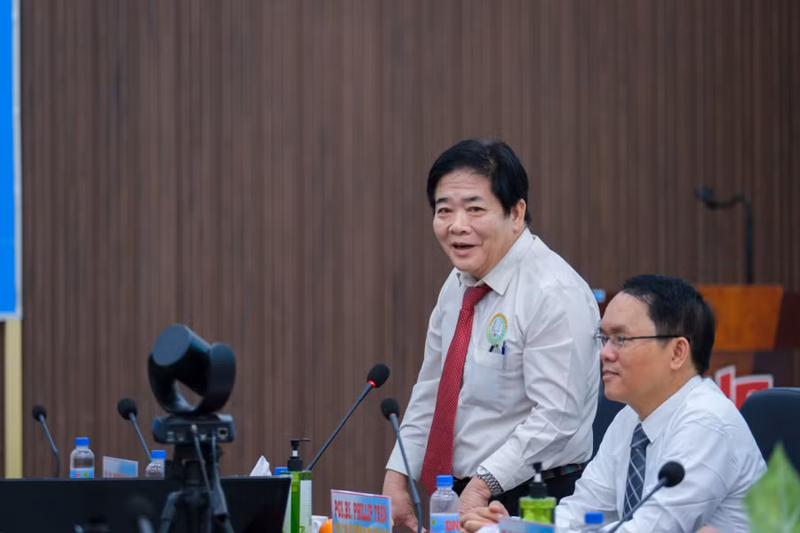 Đại diện lãnh đạo Trường Đại học Nam Cần Thơ và Bệnh viện Đại học Nam Cần Thơ chia sẻ tại buổi lễ.