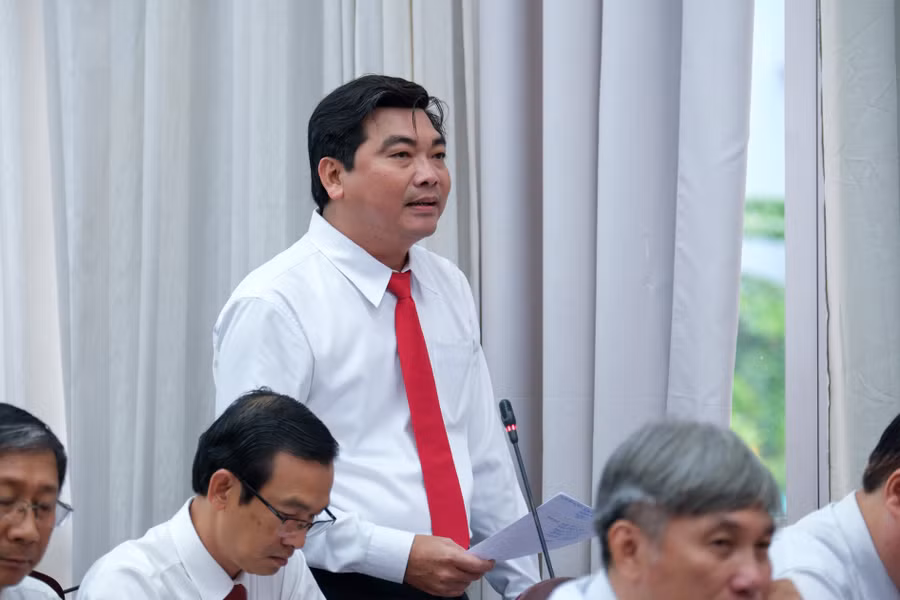 Ông Trần Thanh Bình, Giám đốc Sở GD&ĐT trả lời chất vấn tại kỳ họp thứ 11 của HĐND TP Cần Thơ.