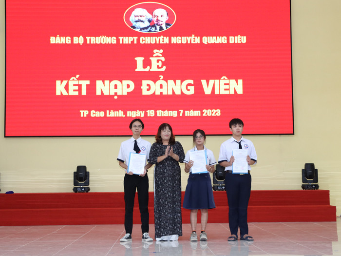 Chi bộ Văn – Sử - Địa – Giáo dục công dân – Thể dục – Tiếng Anh trao quyết định kết nạp đảng viên Chi bộ Văn – Sử - Địa – Giáo dục công dân – Thể dục – Tiếng Anh trao quyết định kết nạp đảng viên