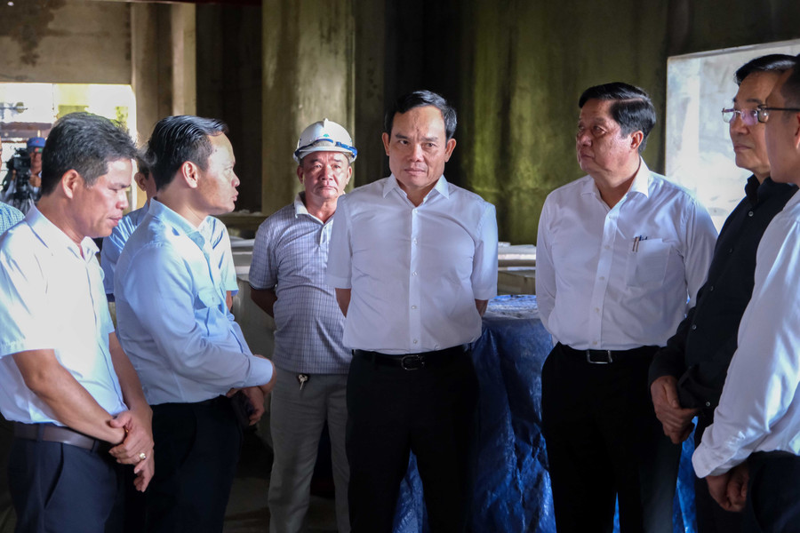 Phó Thủ tướng Trần Lưu Quang cùng đoàn công tác đã đi kiểm tra thực tế dự án đầu tư xây dựng Bệnh viện Ung bướu thành phố Cần Thơ.