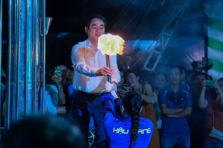 Ngọn lửa truyền thống của Đại hội TDTT được các vận động viên tiêu biểu của tỉnh chuyển tiếp. Ngọn lửa truyền thống của Đại hội TDTT được các vận động viên tiêu biểu của tỉnh chuyển tiếp.