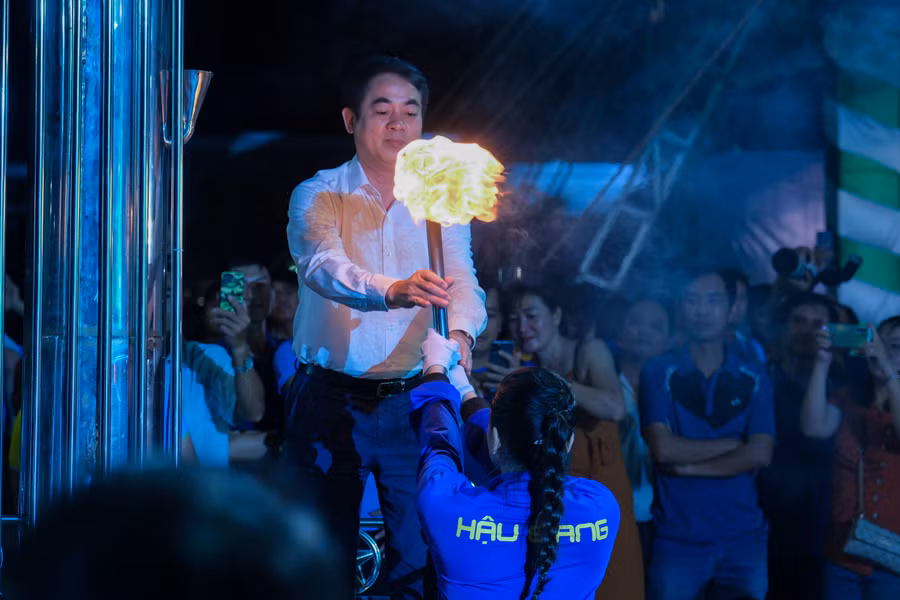 Ngọn lửa truyền thống của Đại hội TDTT được các vận động viên tiêu biểu của tỉnh chuyển tiếp.