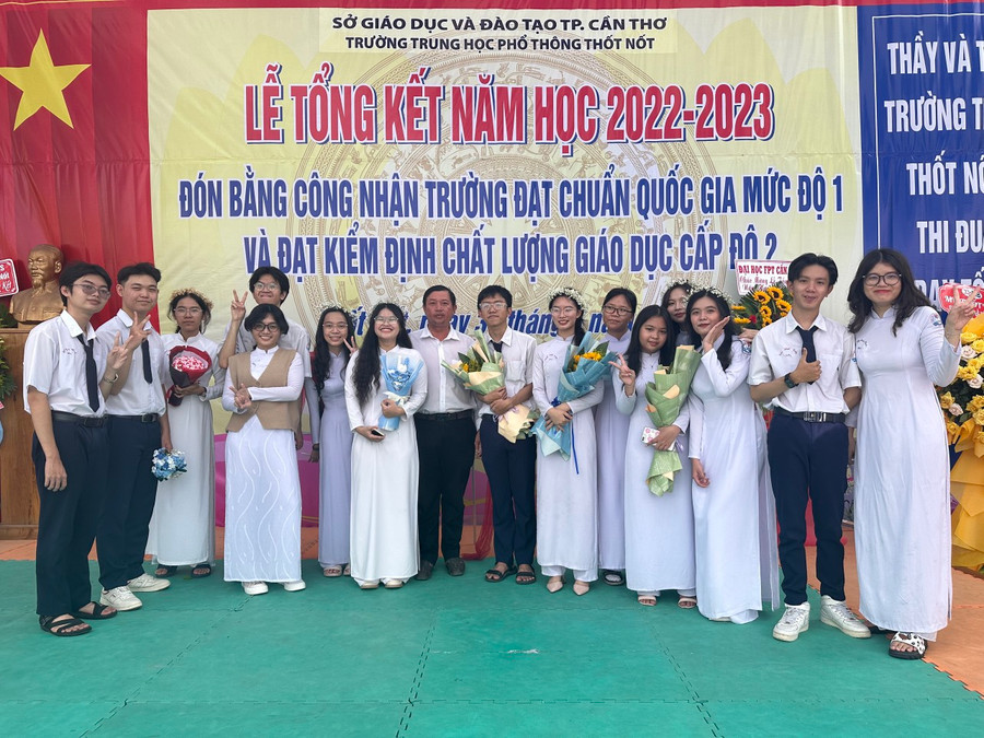 Tập thể học sinh lớp 12A1 Trường THPT Thốt Nốt chụp ảnh lưu niệm nhân ngày tổng kết.