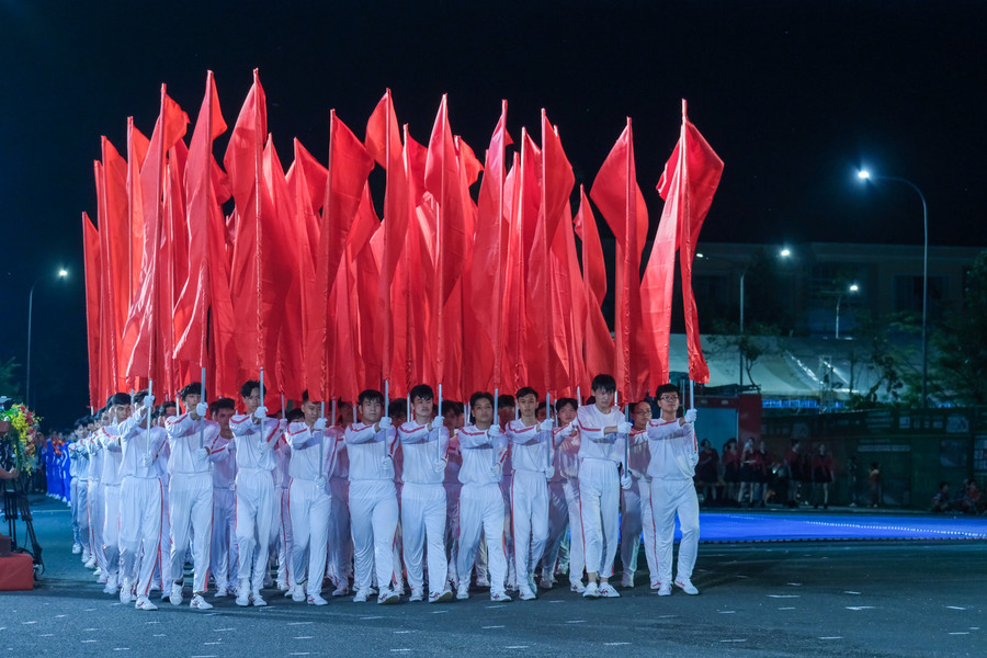 Đoàn cờ diễu hành tại buổi lễ. Đoàn cờ diễu hành tại buổi lễ.