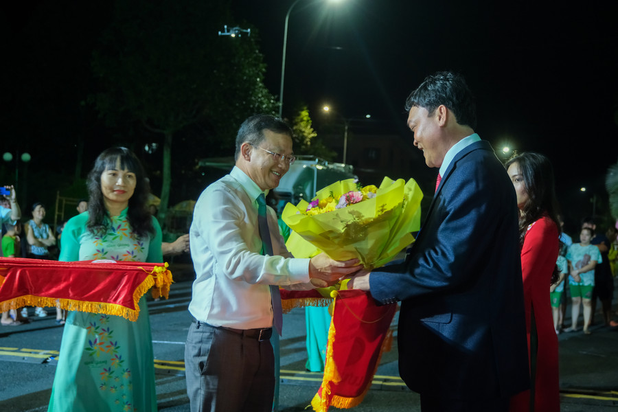 Ban tổ chức trao hoa và cờ lưu niệm cho các đơn vị tham gia đại hội. Ban tổ chức trao hoa và cờ lưu niệm cho các đơn vị tham gia đại hội.