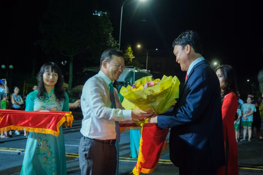 Ban tổ chức trao hoa và cờ lưu niệm cho các đơn vị tham gia đại hội.