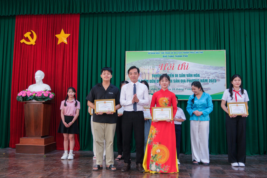 Ban tổ chức trao giải thưởng cho các đội thi tham gia. Ban tổ chức trao giải thưởng cho các đội thi tham gia.