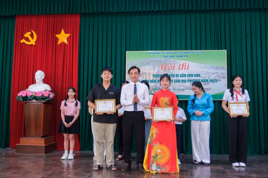 Ban tổ chức trao giải thưởng cho các đội thi tham gia.