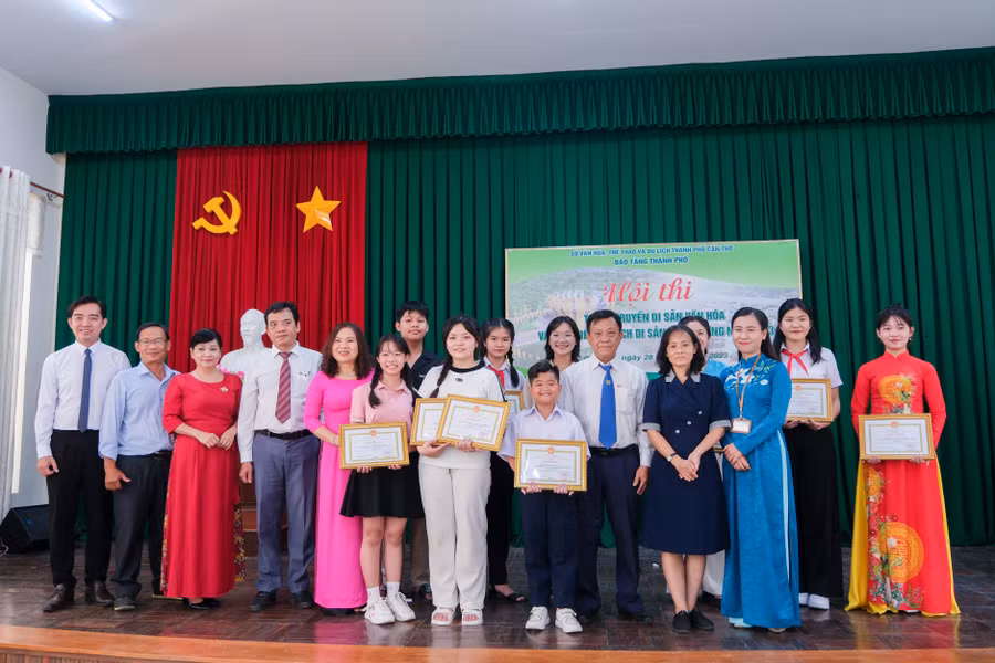 Đại biểu chụp ảnh lưu niệm cùng đại diện các đội thi tham gia.