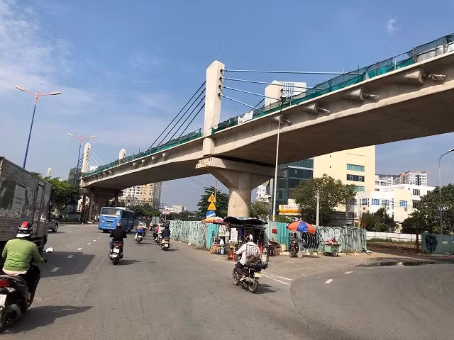 Một đoạn tuyến Metro số 1 (Bến Thành- Suối Tiên) ngay chân cầu Sài Gòn