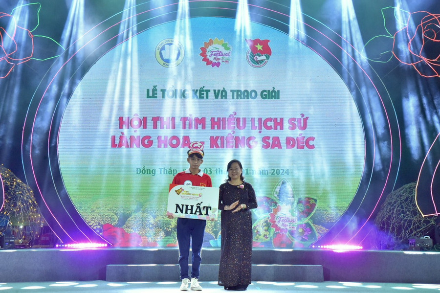 Ban tổ chức trao giải Nhất cho khối THPT Ban tổ chức trao giải Nhất cho khối THPT