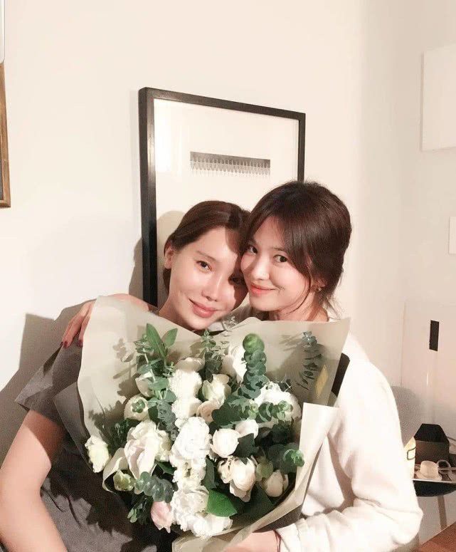 Đón sinh nhật tuổi 38 vui vẻ và rạng ngời bên bạn bè thân thiết, Song Hye Kyo lộ diện người đàn ông bí ẩn? - Ảnh 4. Đón sinh nhật tuổi 38 vui vẻ và rạng ngời bên bạn bè thân thiết, Song Hye Kyo lộ diện người đàn ông bí ẩn? - Ảnh 4.