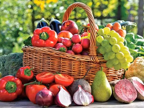 Trái cây có múi, lựu,ổi, táo.... là loại rau quả nên ăn nhiều vào mùa đông (Ảnh: Boldsky).