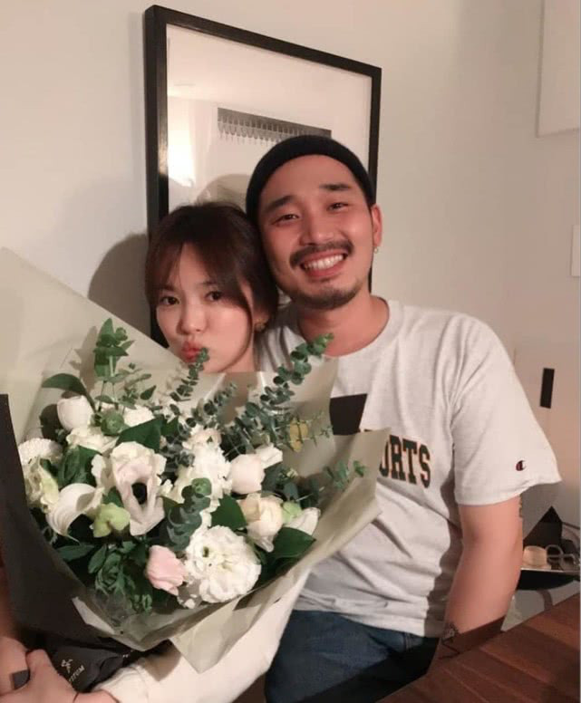 Đón sinh nhật tuổi 38 vui vẻ và rạng ngời bên bạn bè thân thiết, Song Hye Kyo lộ diện người đàn ông bí ẩn? - Ảnh 2. Đón sinh nhật tuổi 38 vui vẻ và rạng ngời bên bạn bè thân thiết, Song Hye Kyo lộ diện người đàn ông bí ẩn? - Ảnh 2.