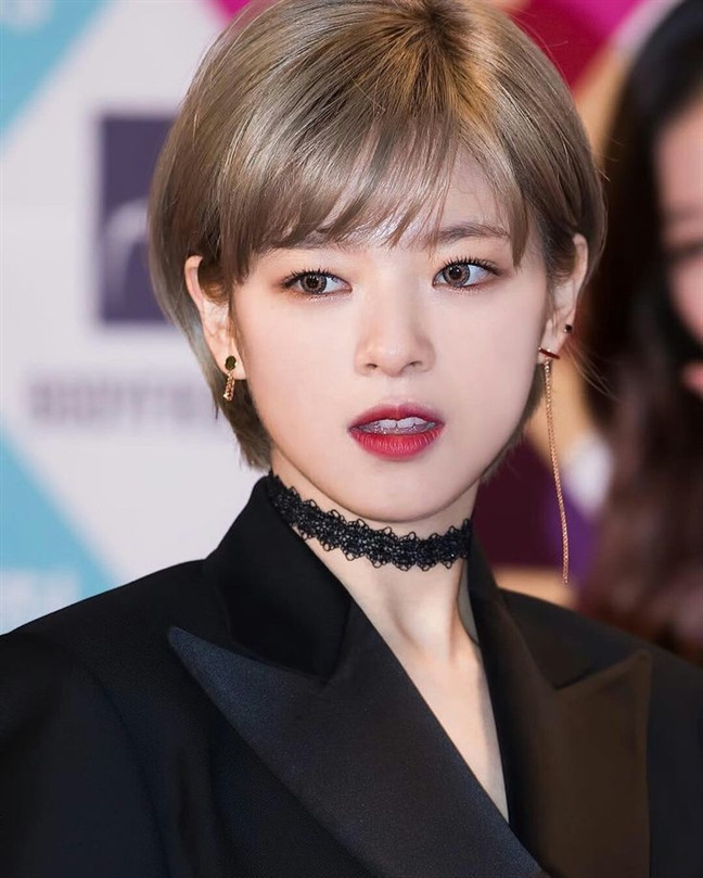 Loạt mỹ nhân cắt tóc tém: Người "lột xác” ngoạn mục, kẻ bị chê thảm họa ảnh 2 Empty