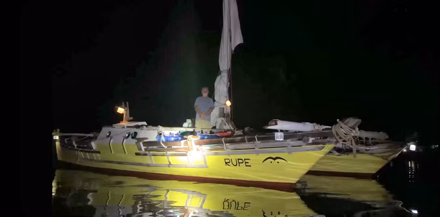 Thuyền buồm của ông Quinn Richard Anthony bị hư hỏng may mắn được ngư dân Quảng Ngãi lai dắt vào bờ.