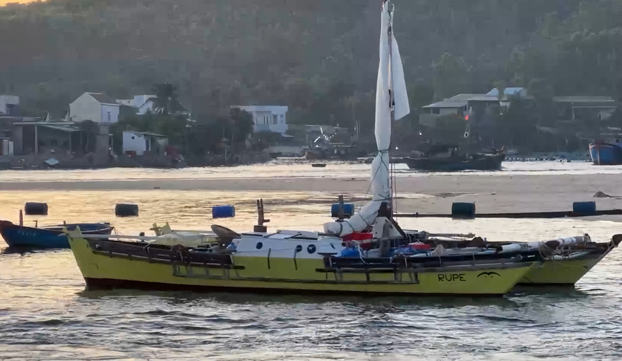 Thuyền của ông Quinn Richard Anthony đang được các thợ máy hỗ trợ sửa chữa. Thuyền của ông Quinn Richard Anthony đang được các thợ máy hỗ trợ sửa chữa.