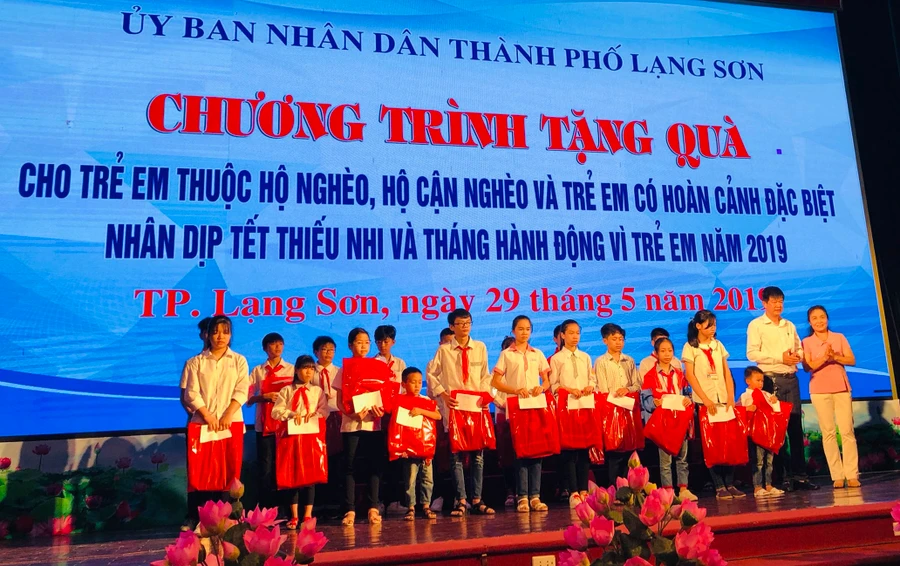 Đại diện lãnh đạo Hội Khuyến học TP Lạng Sơn và Công ty TNHH Xuân Cương tặng quà cho trẻ em có hoàn cảnh đặc biệt khó khăn