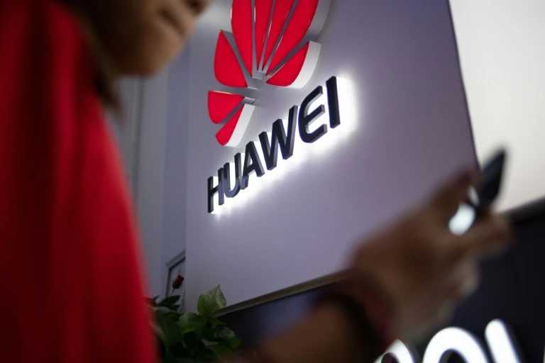 Người khổng lồ công nghệ Trung Quốc Huawei đang phải đối mặt với khó khăn trên nhiều mặt trận, bao gồm các giới hạn trong việc tiếp cận thị trường Mỹ và cáo buộc liên kết với chính phủ Trung Quốc. Ảnh: AFP