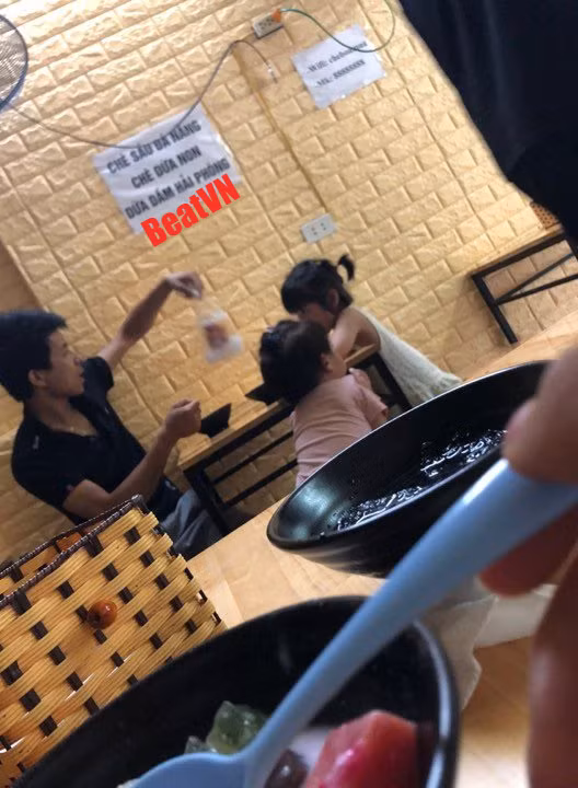 Chỉ một câu nói về vợ với con gái ở quán chè, ông bố khiến người khác phải trầm trồ - Ảnh 1.