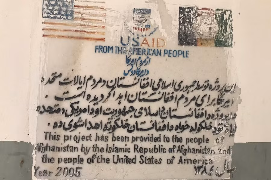 Tấm biển khắc cờ Mỹ và Afghanistan