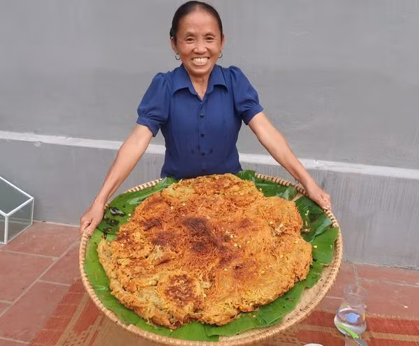 Bà Tân Vlog và chiếc bánh rán khổng lồ