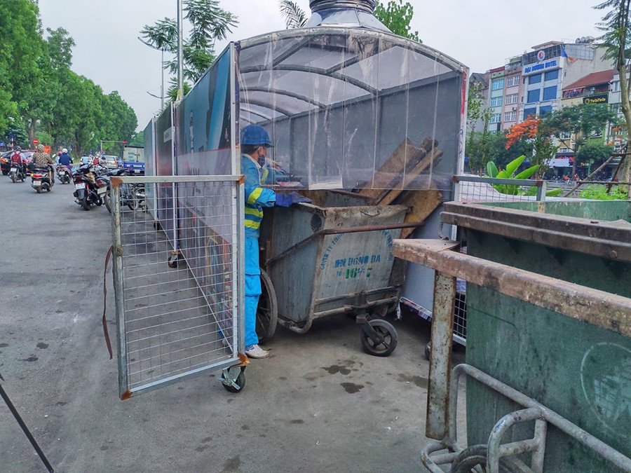 Nhà chờ xe chở rác lưu động trên đường Láng Nhà chờ xe chở rác lưu động trên đường Láng