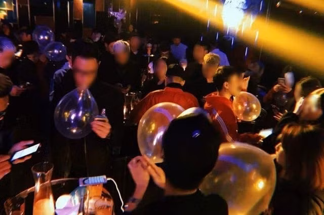 Bóng cười được sử dụng khá phổ biến trong giới trẻ, tuy nhiên hệ lụy mang lại vô cùng đáng lo ngại (ảnh minh họa)