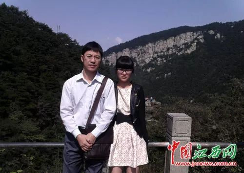 Thư cha gửi con gái vào đại học được hàng triệu phụ huynh chia sẻ ảnh 2 Wu Hui và von gái khi cô bé lên trung học phổ thông.