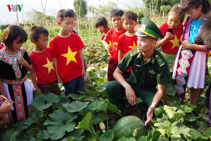 Hình ảnh lính biên phòng đồng hành cùng trẻ em vùng cao ngày hè