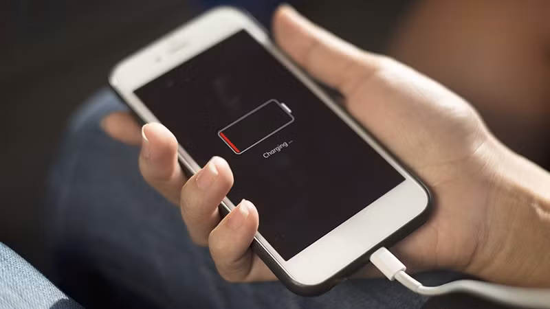 Sạc pin điện thoại đầy 100% là dại: 6 sai lầm kinh điển khiến điện thoại của bạn chóng hỏng