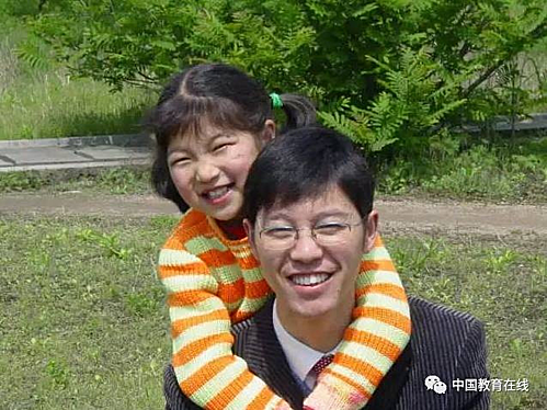 Thư cha gửi con gái vào đại học được hàng triệu phụ huynh chia sẻ ảnh 1 Wu Hui và con gái ngày còn nhỏ. Ảnh: Xuehua.