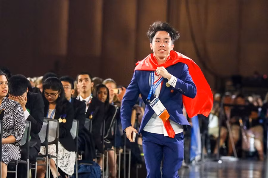Vũ Hoàng Long tự hào khoác trên vai lá cờ Tổ quốc, chạy lên sân khấu khi được xướng tên trong Lễ nhận giải tại Mỹ ngày 17/5/2019