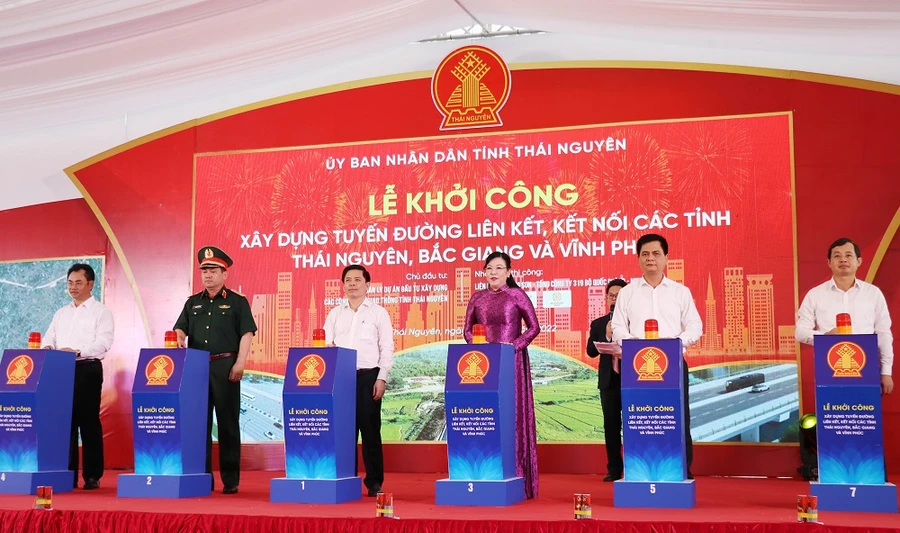 Các đại biểu bấm nút khởi công