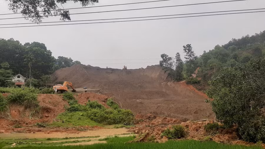 Các lực lượng chức năng cùng nhà máy Quặng sắt Làng Mỵ khắc phục hậu quả.