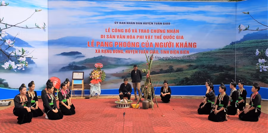 Tái hiện một phần của Lễ Pang Phoóng của người Kháng ở xã Rạng Đông