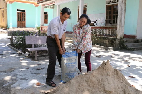 Xã hội hóa bằng hình thức góp công tu sửa cơ sở vật chất tại trường Mầm non Yên Hợp, huyện Quỳ Hợp