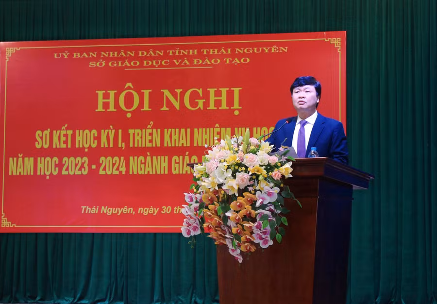 Ông Phạm Việt Đức, Giám đốc Sở Giáo dục và Đào tạo Thái Nguyên phát biểu tại hội nghị.