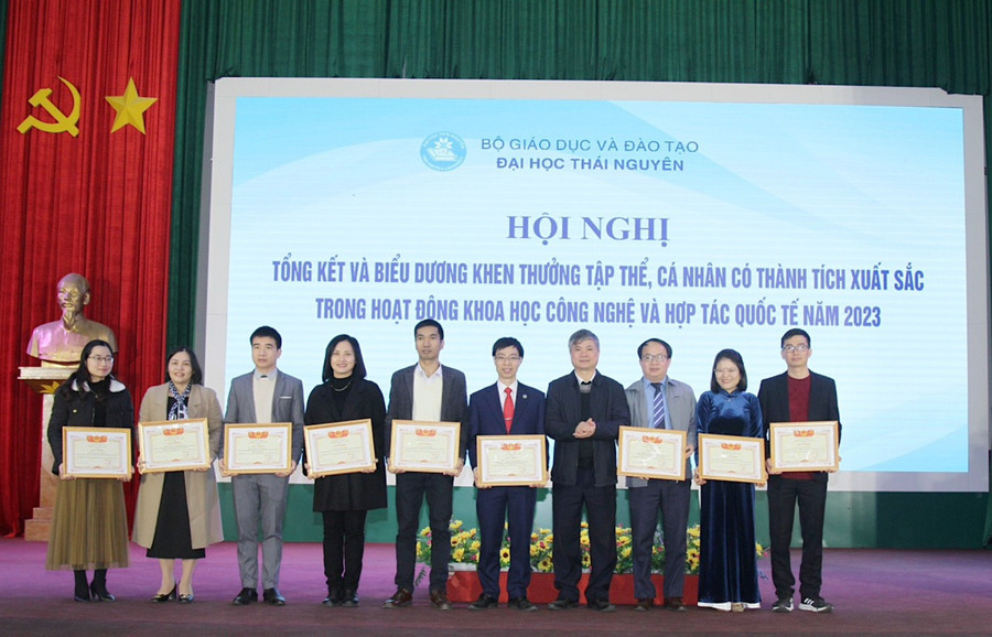Đại học Thái Nguyên khen thưởng cho 77 cá nhân có thành tích xuất sắc trong công tác Nghiên cứu khoa học và Hợp tác Quốc tế năm 2023. Đại học Thái Nguyên khen thưởng cho 77 cá nhân có thành tích xuất sắc trong công tác Nghiên cứu khoa học và Hợp tác Quốc tế năm 2023.