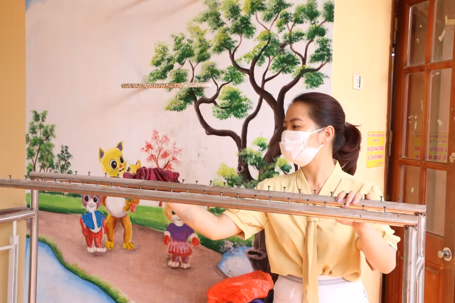 Có mặt tại đây từ sớm để dọn vệ sinh lớp cùng cô chủ nhiệm, chị Nguyễn Thị Vân - phụ huynh lớp 5A1 chia sẻ: "Gia đình có hai con học lớp 1 và lớp 5 tại trường. Khi hay tin được đi học, các cháu mừng vui lắm vì sắp được gặp cô và các bạn. Riêng bạn lớp 1 còn háo hức hơn vì lần đầu tiên được đến trường. Học online quá dài cũng có nhiều hạn chế, tôi rất ủng hộ chủ trương cho trẻ đi học lại của thành phố".