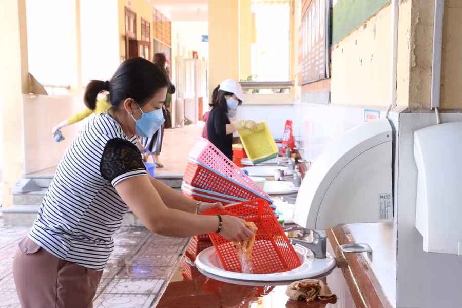 Tất cả các trang thiết bị, đồ dùng học tập trên lớp của học sinh đều được vệ sinh, lau rửa cẩn thận bằng xà phòng.