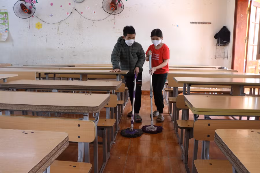 Không chỉ có các phụ huynh, nhiều em học sinh cũng tới lớp để lao động cùng cô giáo và cha mẹ.