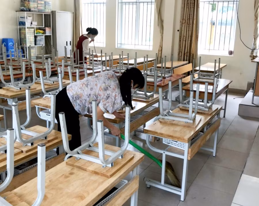 Bàn ghế cũng được kê dọn gọn gàng.