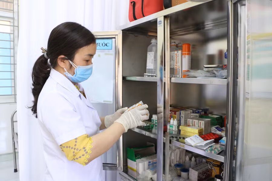 Tại phòng y tế, nhân viên kiểm tra một lần nữa các thiết bị phục vụ phòng dịch cùng cơ số thuốc theo quy định.