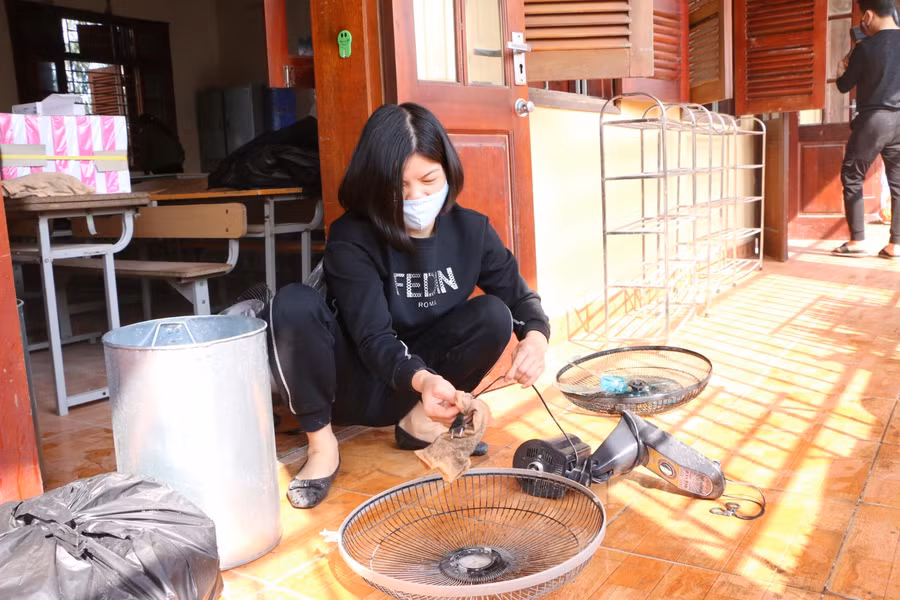 Nếu phát hiện quạt bị hỏng hóc sẽ sửa chữa kịp thời để kịp sử dụng từ ngày mai, 6/4 khi học sinh trở lại lớp học trực tiếp.
