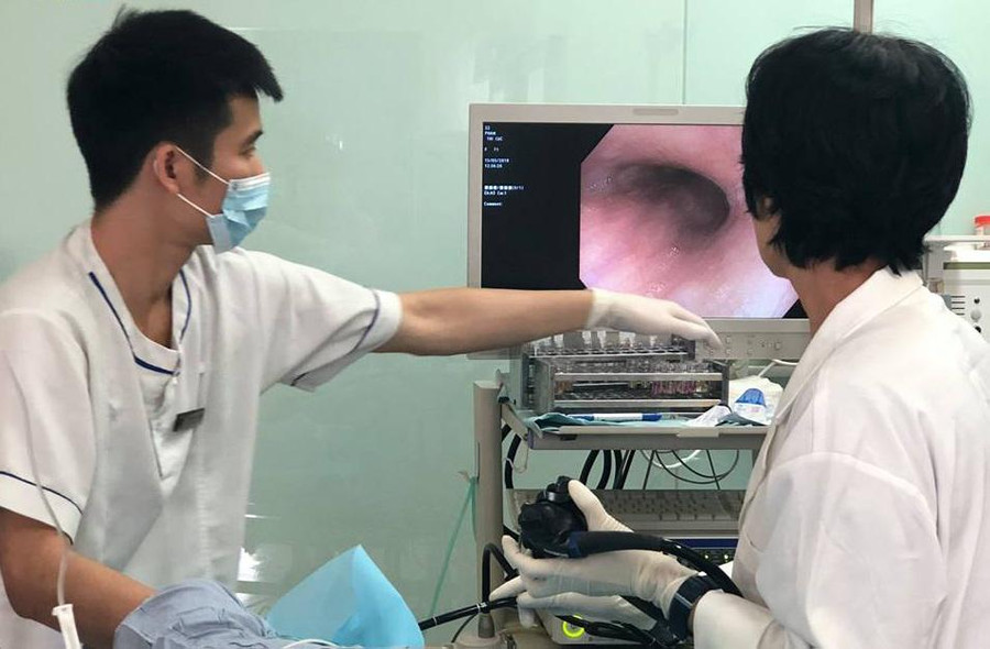 be 21 thang ha noi khoc nac quan nguoi, suyt chet vi ba khoang tay vao mieng moc di vat - 1