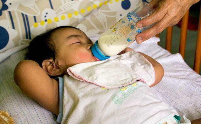 Uống loại nước này mỗi ngày, hàm răng của cậu bé 2 tuổi bị hư hại nghiêm trọng ảnh 2 uong loai nuoc nay moi ngay khien ham rang cua cau be 2 tuoi bi hu hai nghiem trong - 2